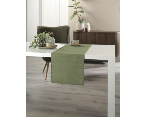 Dekorativer Tischläufer auf einem Esstisch in einem Esszimmer.