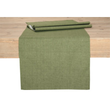 Tischläufer aus Stoff auf Holztisch