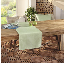 Szene mit einem Holztisch und einer Tischdecke im Freien