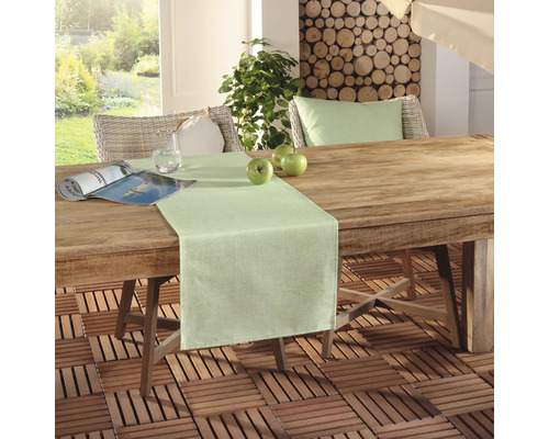 Szene mit einem Holztisch und einer Tischdecke im Freien