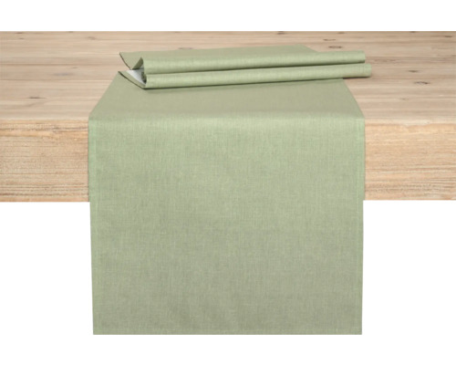 Tischläufer aus Stoff auf einem Holztisch