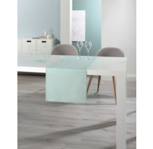 Esstischdekoration mit Tischläufer, Weingläsern und Metallkorb