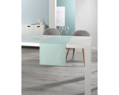 Esstischdekoration mit Tischläufer, Weingläsern und Metallkorb