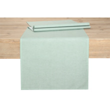 Tischläufer aus Stoff auf einem Holztisch