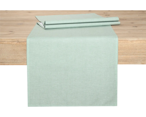 Tischläufer aus Stoff auf einem Holztisch