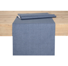Tischläufer aus Stoff auf einem Holztisch