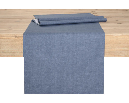 Tischläufer aus Stoff auf einem Holztisch
