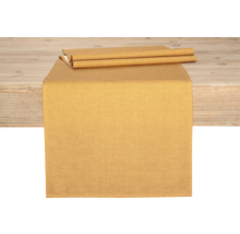 Tischläufer aus Stoff auf Holztisch