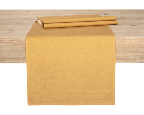 Tischläufer aus Stoff auf Holztisch