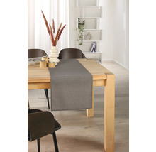 Gedeckter Holztisch mit grauem Tischläufer, Dekoration und Stühlen