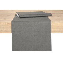 Grauer Tischläufer auf Holztisch