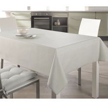 Esstisch mit heller Tischdecke und Geschirr in einer Küche