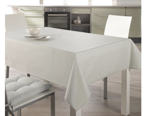 Tisch mit einer weißen Tischdecke in einer Küche.