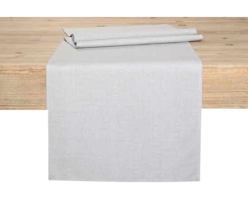 Tischläufer auf einem Holztisch