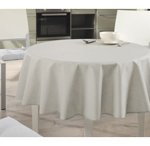 Runder Tisch mit Tischdecke und Geschirr in heller Küche