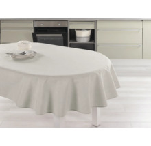 Ein Esstisch mit einer Tischdecke und Geschirr in einer hellen Küche.