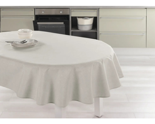 Ein Esstisch mit einer Tischdecke und Geschirr in einer hellen Küche.