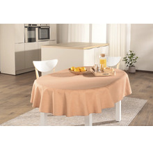 Gedeckter Esstisch mit Tischdecke, Saft, Obst und Geschirr in einer hellen Küche.