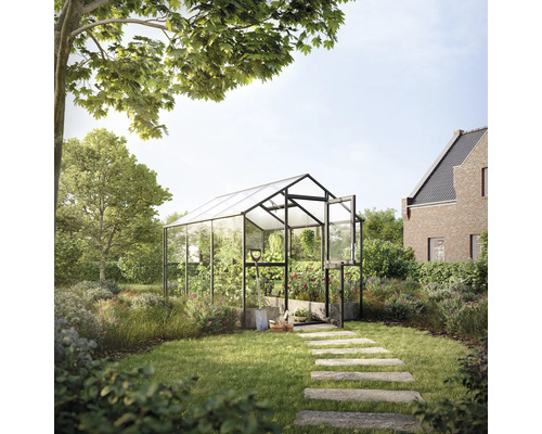 Gewächshaus im Garten mit Pflanzen und Werkzeugen