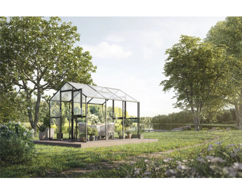 Gewächshaus mit Stahlrahmen und Glasscheiben im Garten
