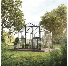 Gewächshaus mit geöffneter Tür und Pflanzen auf einer Holzplattform im Garten.