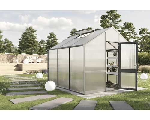 Gewächshaus mit geöffneter Tür im Garten
