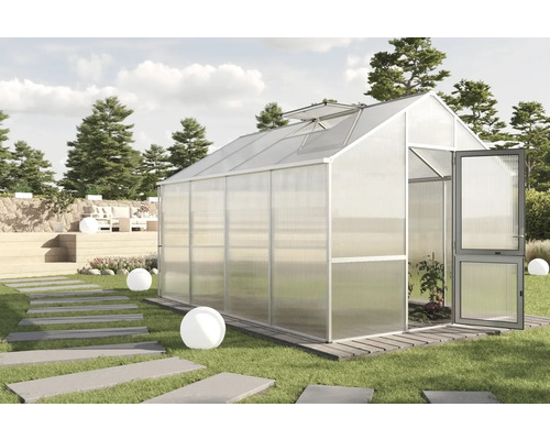 Gewächshaus mit geöffneter Tür in einem Garten