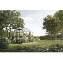 Gewächshaus im Garten mit Bepflanzung und Sitzgelegenheit