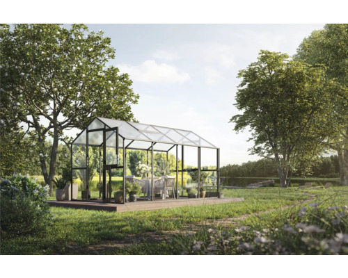 Gewächshaus mit Tisch und Stühlen im Garten