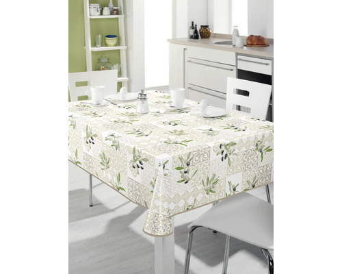 Tisch mit Olivenmuster-Tischdecke in einer hellen Küche
