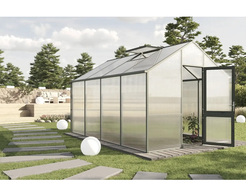 Gewächshaus mit geöffneter Tür in einem Garten