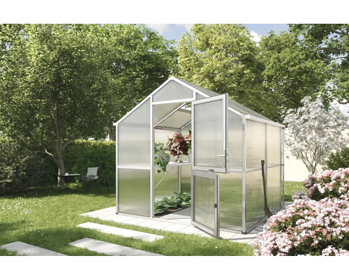 Gewächshaus mit geöffneten Türen im Garten