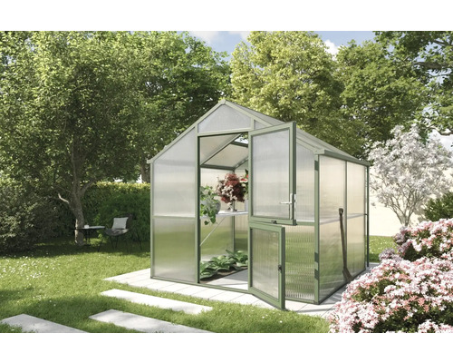 Gewächshaus mit Pflanzen im Garten