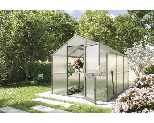 Gewächshaus im Garten mit geöffneten Türen und Pflanzen im Inneren