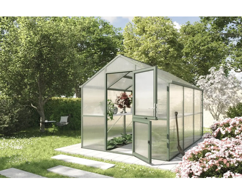 Gewächshaus im Garten mit geöffneter Tür und Gartenwerkzeug