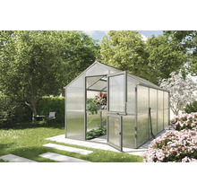 Gewächshaus mit geöffneter Tür in einem Garten mit Bäumen