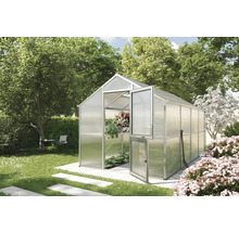 Gewächshaus mit geöffneter Tür in einem Garten