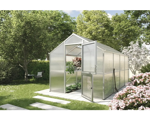 Gewächshaus mit geöffneter Tür in einem Garten