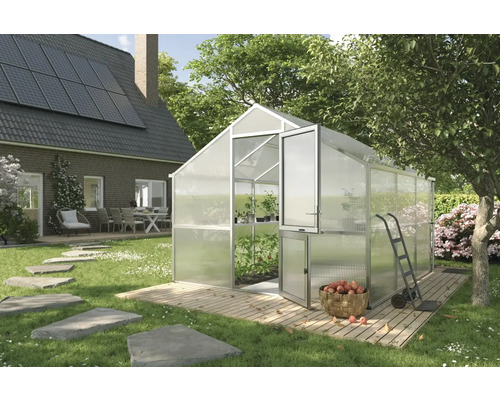 Gewächshaus mit geöffneter Tür im Garten