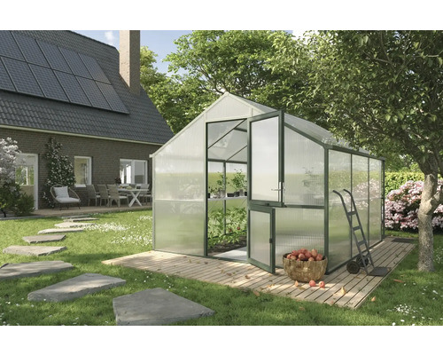 Gewächshaus mit geöffneter Tür im Garten