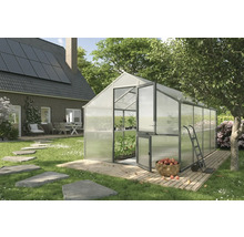 Gewächshaus im Garten mit geöffneter Tür und Schubkarre