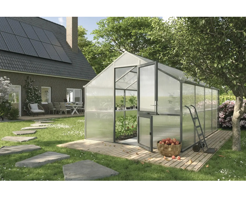 Gewächshaus im Garten mit geöffneter Tür und Schubkarre