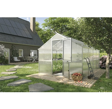 Gewächshaus im Garten mit geöffneter Tür, Karren und Korb mit Äpfeln