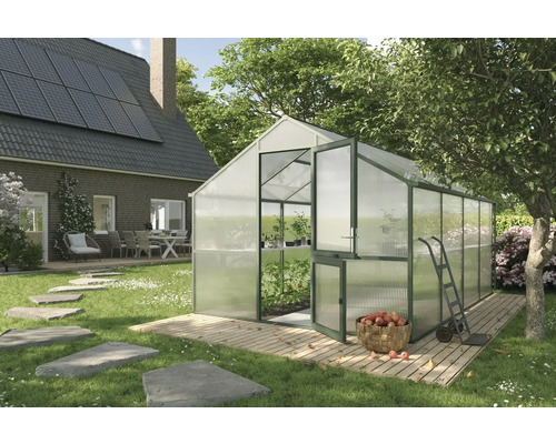 Gewächshaus im Garten mit geöffneter Tür und einem Korb mit Äpfeln davor