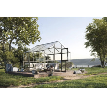 Gewächshaus mit Sitzgelegenheiten im Garten