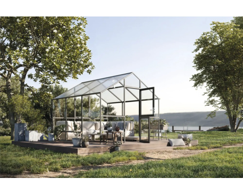 Gewächshaus mit Sitzgelegenheiten im Garten