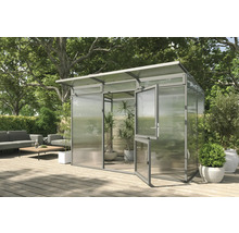 Gewächshaus mit geöffneter Tür und Pflanzen auf einer Terrasse