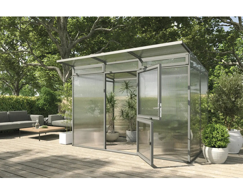 Gewächshaus mit geöffneter Tür und Pflanzen auf einer Terrasse