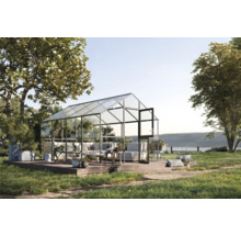 Gewächshaus mit Sitzgruppe im Garten