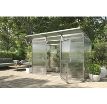 Gewächshaus mit geöffneter Tür im Garten